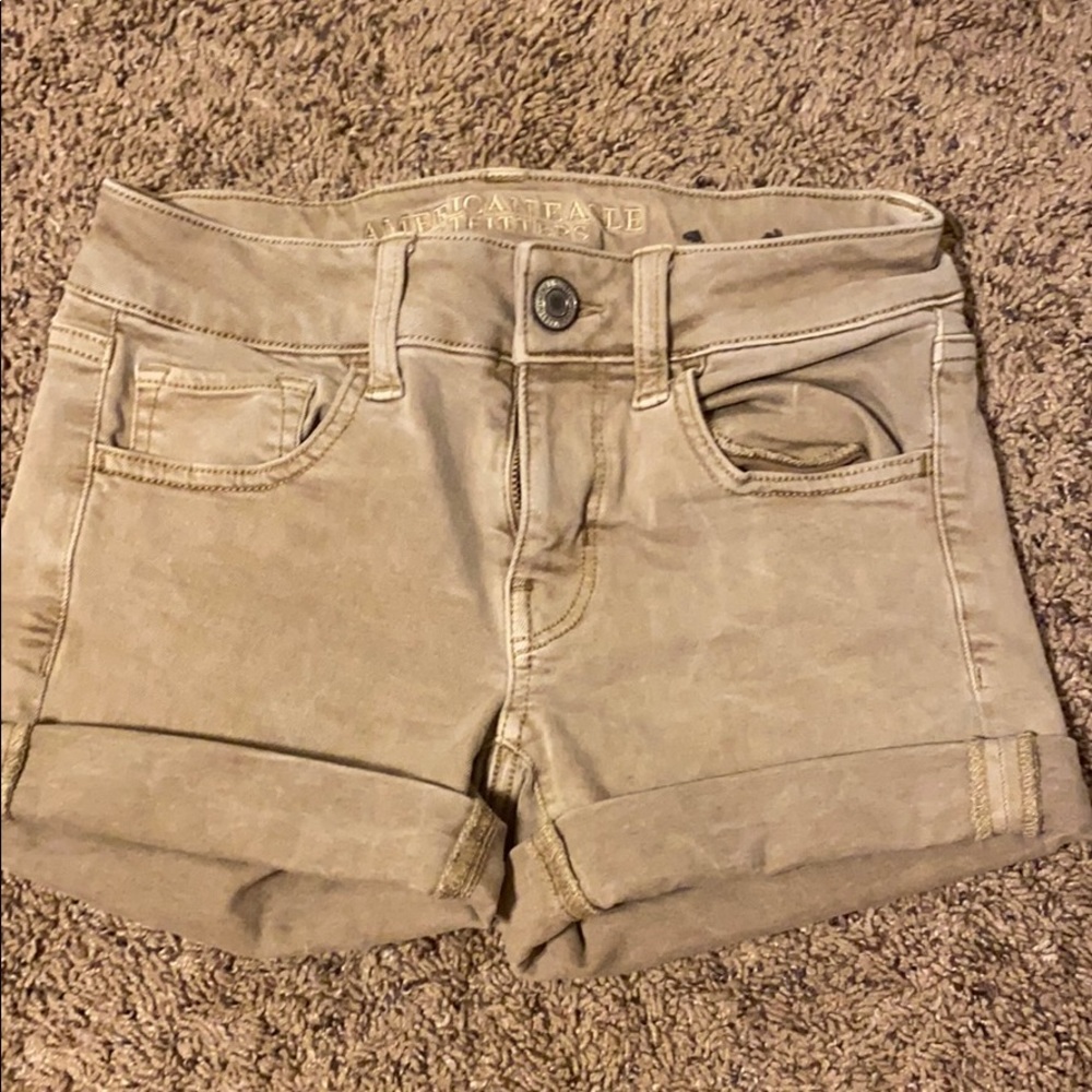 Women’s khaki American eagle shorts